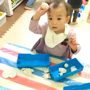 0歳児のお友だちは、年度の感触を楽しんで遊んでいましたよ。