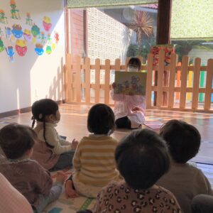 紙芝居の読み聞かせで、豆まきについて学びました