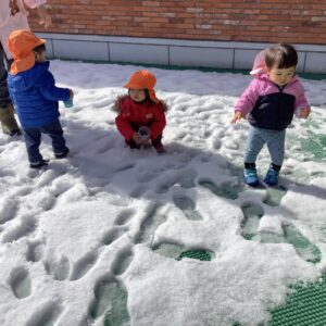 雪遊び！冷たいけれど遊ぶととっても楽しい！