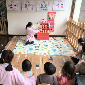 先生からの読み聞かせから「ひなまつり」について学びました。