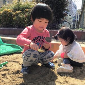 砂でアイスづくり！アリさんにプレゼントするそうです。