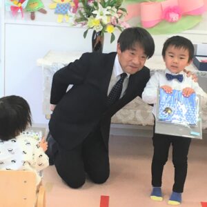 園長先生たちと一緒に記念撮影。