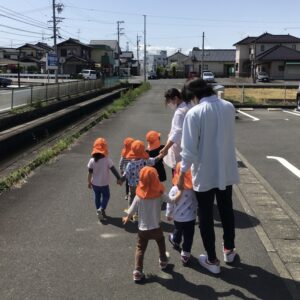 公園に向けて、みんなでおててをつないで出発！