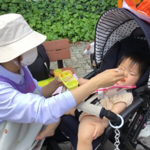 0歳児さんもお外の気持ちい風を感じながら、ご飯をたくさん食べました。