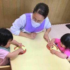 細かいシールを持って貼るのは一苦労ですが、大好きなお母さんのために頑張っています。
