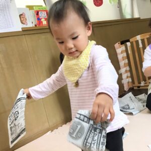 新聞紙をビリビリ～と破って、破る感触を楽しんでいます。