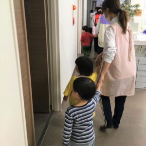 見慣れない保育園の2階の様子が気になりながらも、静かに避難訓練をすることができました。