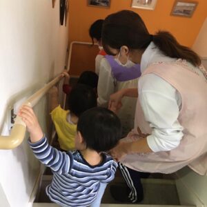 今回の避難訓練では、大人用の階段をつかいました。１歩1歩ゆっくりと上り下りをして避難することができましたよ。