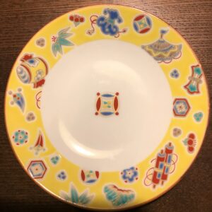 F先生が金沢旅行で見つけた素敵なお皿。絵柄と色合いがとても綺麗ですね。