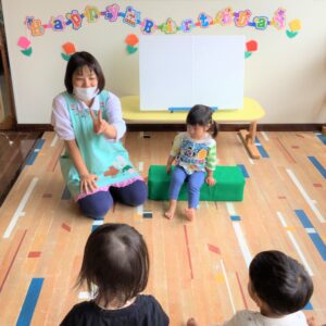 「何歳になったかな？」先生と一緒に「２さいになったよ」とお友だちに報告です♪