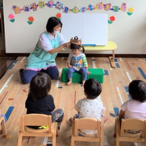 先生にお誕生日しるし「王冠」をかぶせてもらいました。