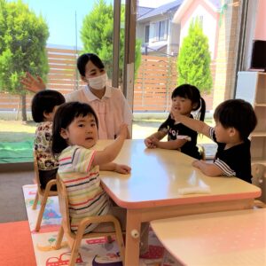 朝の会のはじまりは「はい！」と気持ちの良いお返事からスタートです。