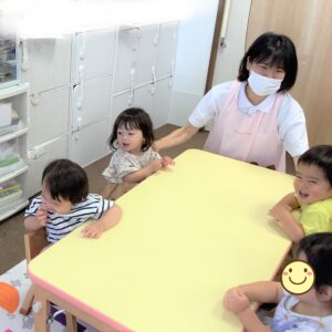 お兄さんお姉さんの元気な返事を見て、1歳児さんも元気よくお返事してくれました。