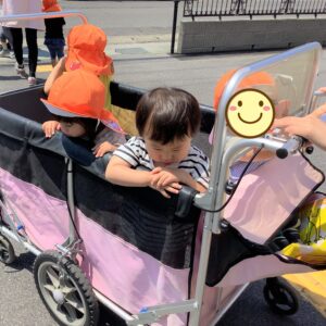 1歳児さんはお散歩カーに乗って、お散歩を楽しみます。