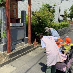 神社の前を通るときは先生と一緒にお参りをしました。