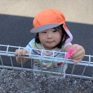 お花をプレゼントしてくれる優しい2歳児さん．