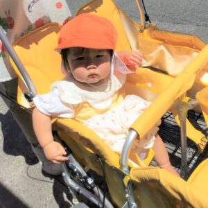 お散歩車に慣れて、お散歩することが楽しくなってきた様子の0歳児さん。