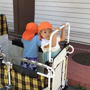 立って乗車するお散歩カーにも慣れてきた様子の1歳児さん