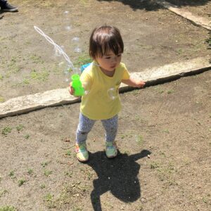 先生の真似をして自分でもシャボン玉をつくることができた優秀な1歳児さん。