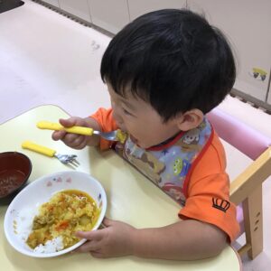 今日の給食はカレーライス！もりもり食べる手がとまりません！