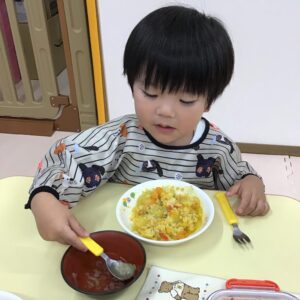 よく噛んでからごっくん。いっぱい食べていますよ。