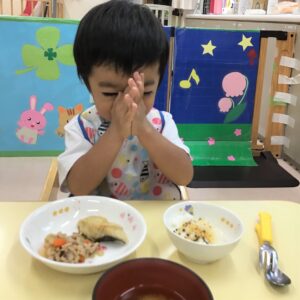 お散歩から帰ったあとの給食はとってもおいしいね♪