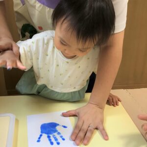 お誕生日プレゼントに使う手形取りをしました。