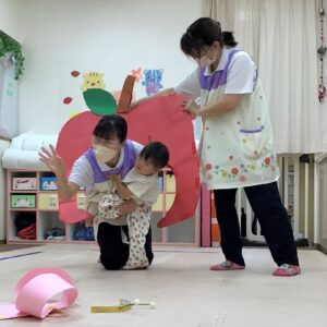 「はらぺこあおむし」と同じように、0歳のお友だちがちょうちょに変身していく種目です。