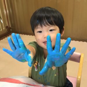 男の子は絵の具を両手いっぱいに塗るのが楽しいようです。