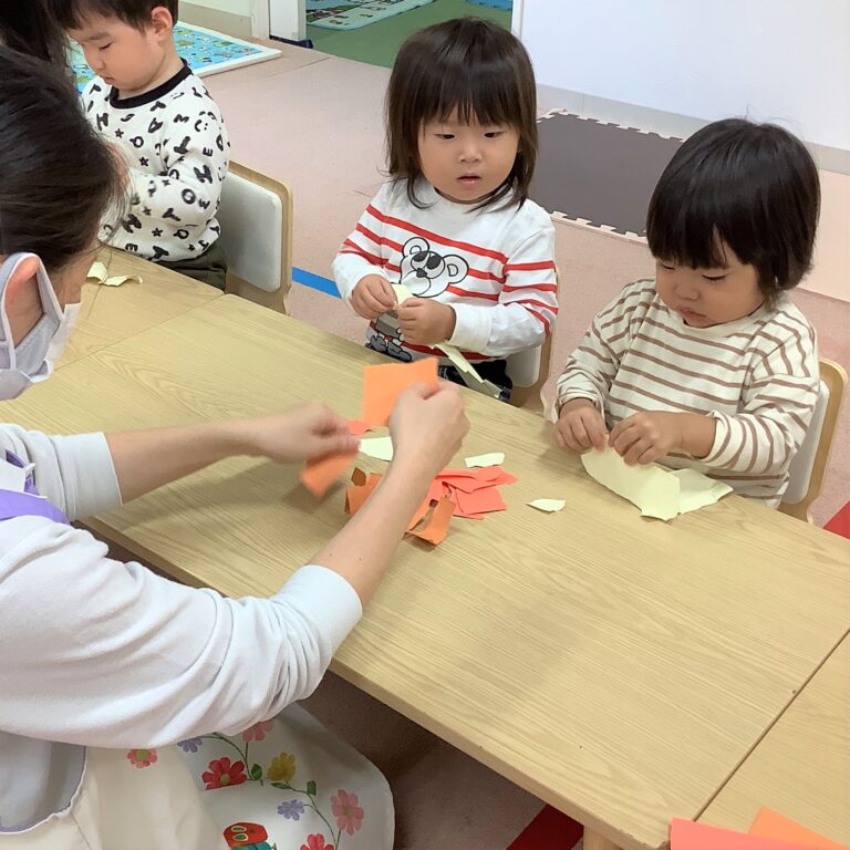 紙をビリビリにするコツをつかんで、何枚も紙をビリビリと破ってくれました。 | 企業主導型保育施設 ほほえみキッズ園 紙をビリビリにするコツをつかんで、何枚も紙をビリビリと破ってくれました。 | 企業主導型保育施設 ほほえみキッズ園