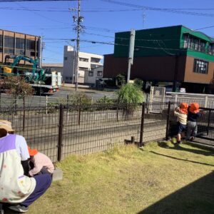 お散歩中に道路を見ていたら、ショベルカーを発見して大興奮なお友だち。