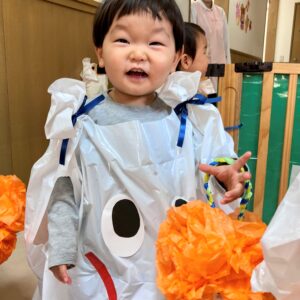 手づくりのおばけ洋服を着て、ハロウィンイベントに参加する園児