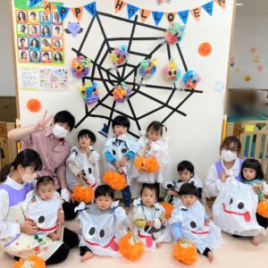 保育園の園児たちとハロウィンイベントの記念撮影