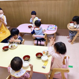 給食の時間いただきますをするお友だち