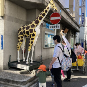 キリンを見ることを楽しみに歩く子どもたち