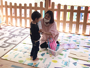 千歳飴ゼリーを受け取る子ども