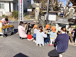 お地蔵さまに手を合わせる子どもたち