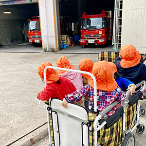 消防車に興味津々の子どもたち