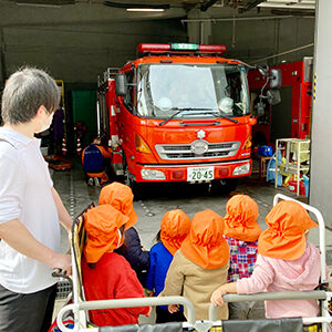 消防署を見学させてもらう子どもたち