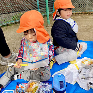 お弁当を食べる子ども