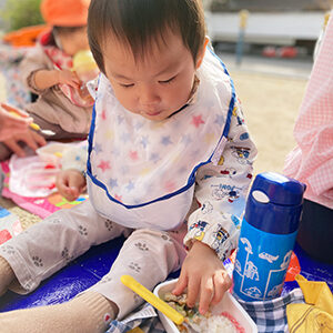 手掴みでお弁当を食べようとする子ども