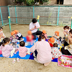 公園でお弁当を食べる子どもたち