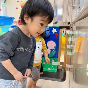 部屋に隠されたゼリーを探す子ども