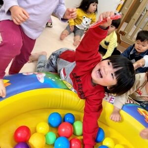 ゼリーを見つけて大喜びする子ども