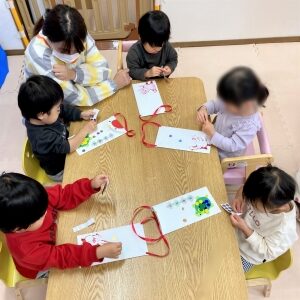 千歳飴の袋を製作する子どもたち