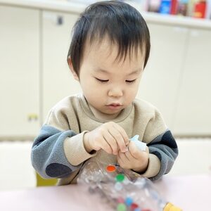 熱心にマラカスを作る子ども