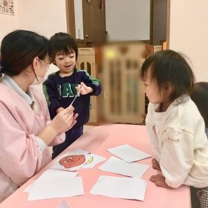 記憶ゲームで遊ぶ子どもたちの様子