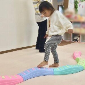 平均台に挑戦する子ども