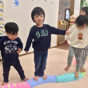 平均台に乗って得意気な子どもたち