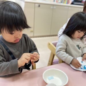 真剣な表情でコマを作る子ども